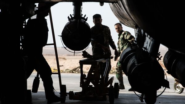 Военнослужащие сирийской армии готовят к вылету самолет СУ-22 на базе Военно-воздушных сил Сирии в провинции Хомс. Архивное фото