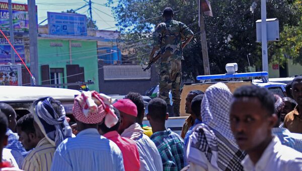 Сомалийцы на месте минометного обстрела возле парламента Сомали в Могадишо. 25 февраля 2016