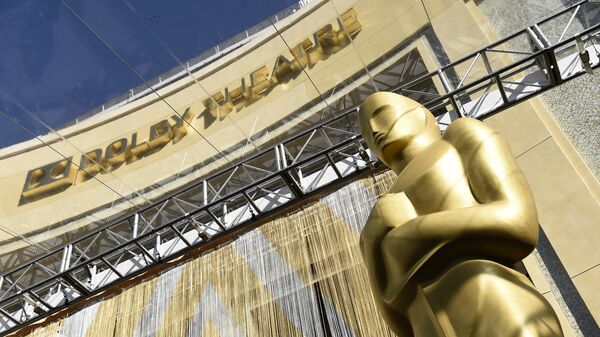 Статуя Оскара перед входом в Dolby Theatre в Лос-Анджелесе. 24 февраля 2016