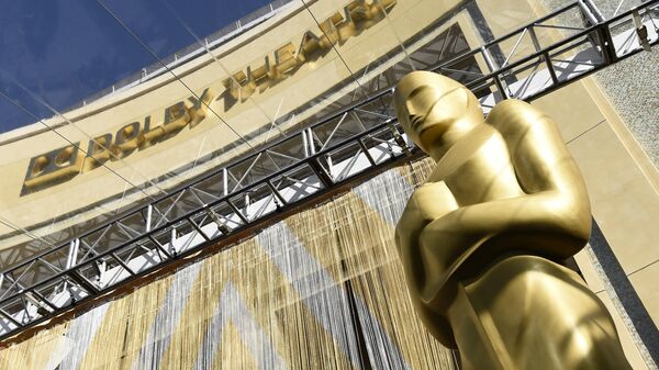 Статуя Оскара перед входом в Dolby Theatre в Лос-Анджелесе. Архивное фото