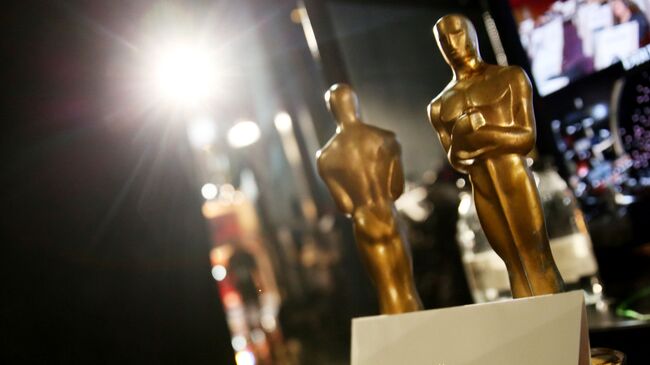 Статуэтки и конверт на репетиции перед церемонией вручения премии Оскара