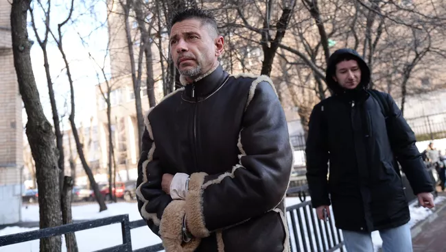 Актер Валерий Николаев перед заседанием Пресненского районного суда Москвы. Архивное фото