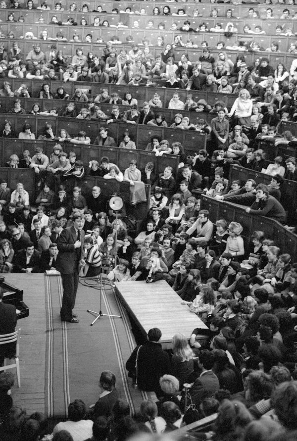Заслуженный артист РСФСР Андрей Миронов выступает в аудитории Одесского политехнического института