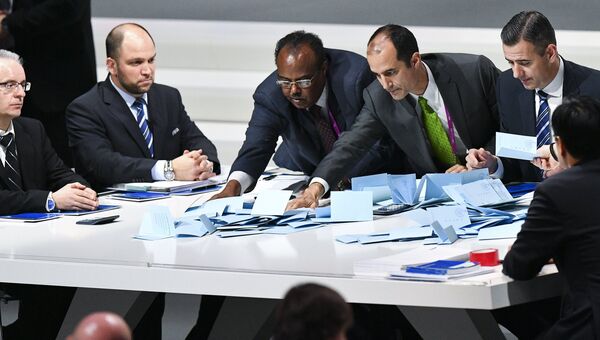 Процедура подсчета результатов голосования на выборах нового президента ФИФА на внеочередном конгрессе Международной федерации футбола (ФИФА) в Халленштадионе.