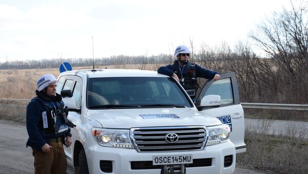 Сотрудники ОБСЕ на месте обмена пленными между ЛНР и Украиной. Архивное фото