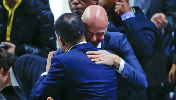 Принц Али Аль Хусейн поздравляет вновь избранного президента ФИФА Джанни Инфантино во время внеочередного конгресса в Цюрихе, Швейцария 26 февраля 2016