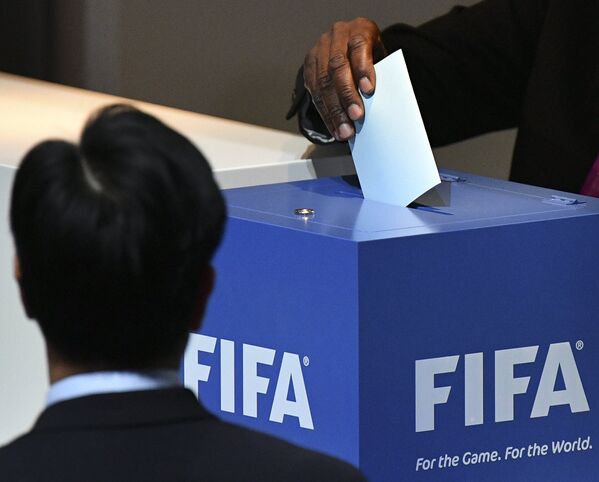 Наблюдатель контролирует процедуру голосования на выборах нового президента ФИФА на внеочередном конгрессе Международной федерации футбола (ФИФА) в Халленштадионе