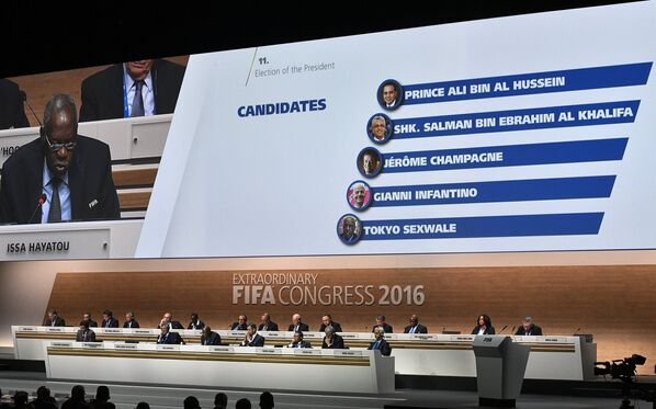 Табло с кандидатами на пост президента ФИФА на внеочередном конгрессе Международной федерации футбола (ФИФА) в Халленштадионе