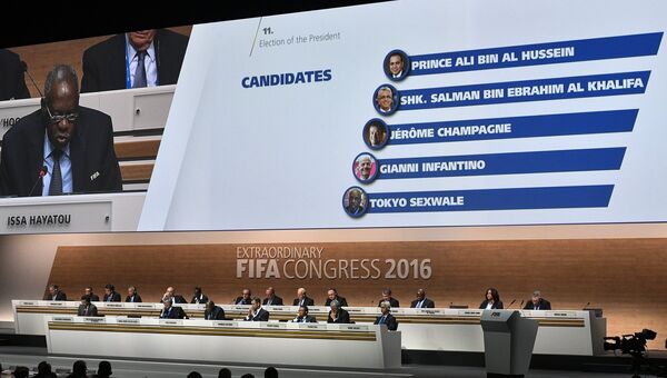 Табло с кандидатами на пост президента ФИФА на внеочередном конгрессе Международной федерации футбола (ФИФА) в Халленштадионе
