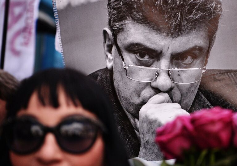 Участница марша памяти, посвященного годовщине гибели политика, общественного деятеля Бориса Немцова