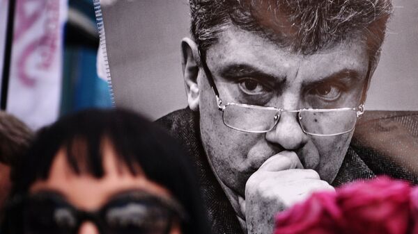 Участница марша памяти, посвященного годовщине гибели политика, общественного деятеля Бориса Немцова. Архивное фото
