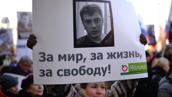 Участница марша памяти, посвященного годовщине гибели политика, общественного деятеля Бориса Немцова. Архивное фото