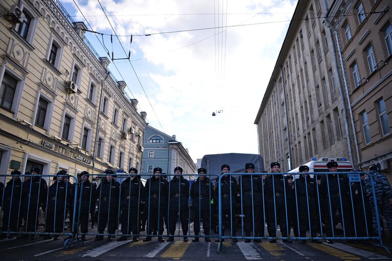Сотрудники полиции во время марша памяти, посвященного годовщине гибели политика, общественного деятеля Бориса Немцова