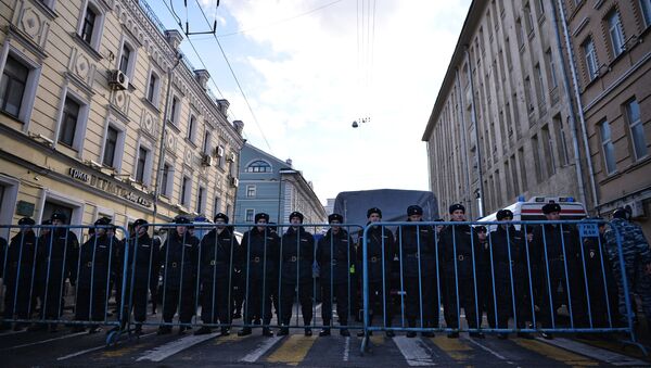 Сотрудники полиции во время марша памяти, посвященного годовщине гибели политика, общественного деятеля Бориса Немцова