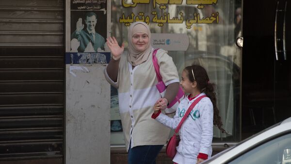 Женщина с ребенком на одной из улиц, Сирия. Архивное фото
