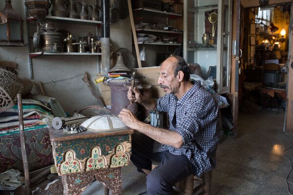 Чеканщик в мастерской на окраине Дамаска в первый день перемирия