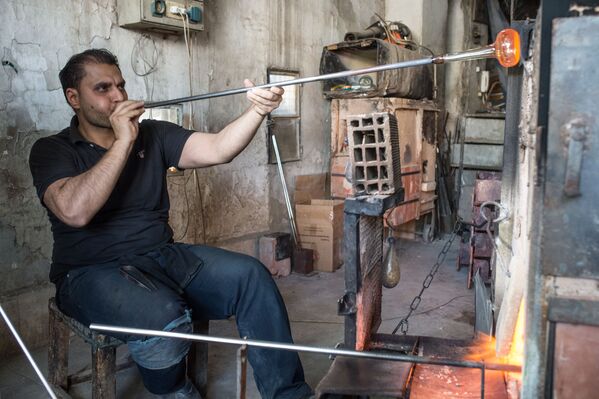 Стеклодув в мастерской на окраине Дамаска в первый день перемирия
