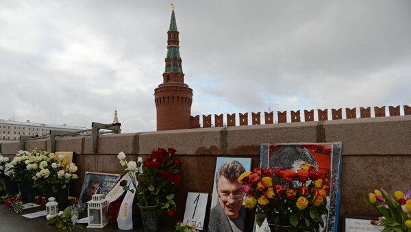 Цветы на месте гибели политика Бориса Немцова на Большом Москворецком мосту в Москве. Архивное фото