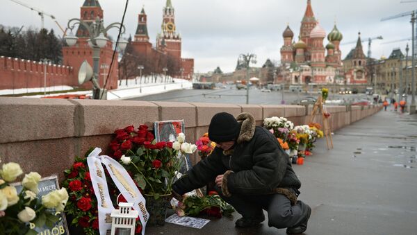 Мужчина на месте гибели политика Бориса Немцова на Большом Москворецком мосту в Москве