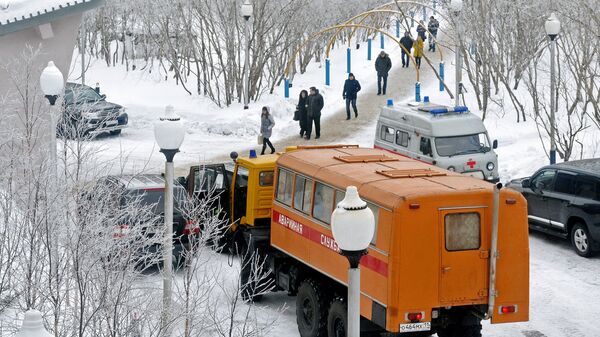 Автомобиль аварийной службы и карета скорой помощи у шахты Северная в Воркуте.