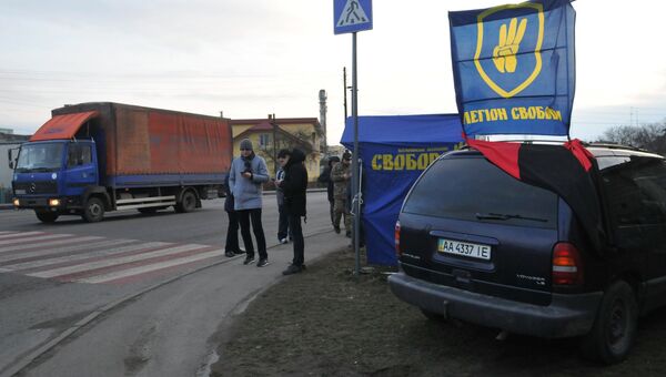 Украинские активисты стоят на блокпосту националистической партии Свобода, блокируя движение грузовиков с российскими номерами во Львовской области