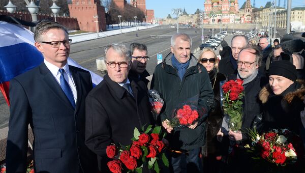 Послы стран-членов Евросоюза, возложили цветы на место убийства Б.Немцова
