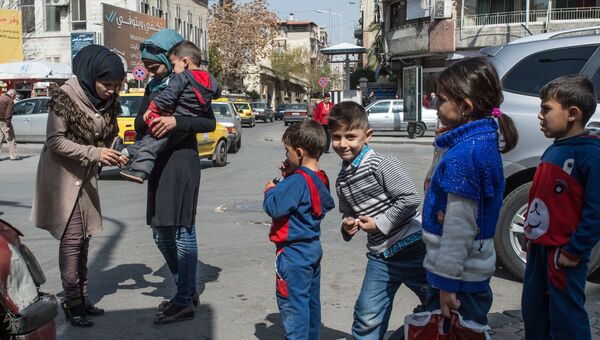 Жители Дамаска на улицах города в первый день перемирия