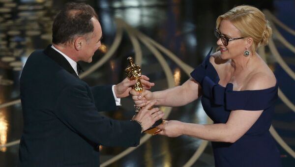 Патрисия Аркетт вручает Оскар за лучшую мужскую роль второго плана Марку Райлэнсу