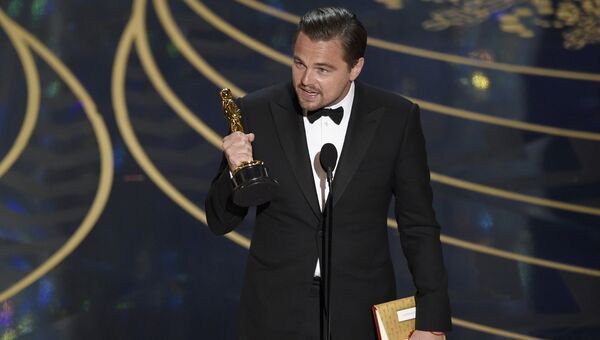 Леонардо Ди Каприо во время награждения премией киноакадемии США Оскар за роль в фильме Выживший.Архивное фото