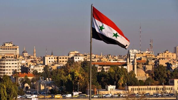 Флаг Сирии на улице Дамаска