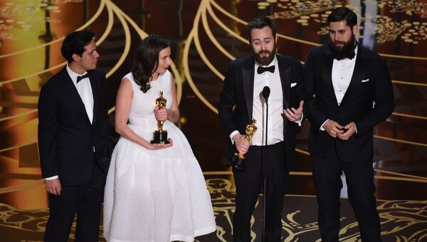 Бенджамин Клири и Серена Армитаж с Оскаром за лучший игровой короткометражный фильм Заика на 88-й церемонии вручения премии Оскар