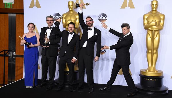 Команда фильма Из машины получившей награду за лучшие визуальные эффекты на 88-й церемонии вручения премии Оскар