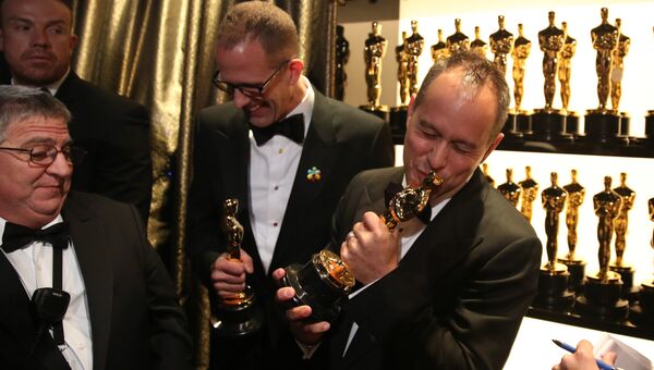 Пит Докте и Джонас Ривера с Оскаром за лучший анимационный фильм Головоломка на 88-й церемонии вручения премии Оскар