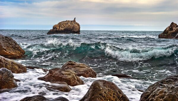 Камни на берегу Черного моря в поселке Ай-Даниль в Крыму