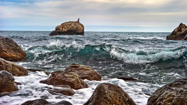 Камни на берегу Черного моря в поселке Ай-Даниль в Крыму. Архивное фото