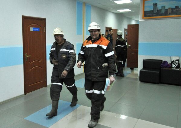 Сотрудники МЧС России в здании шахты Северная в Воркуте
