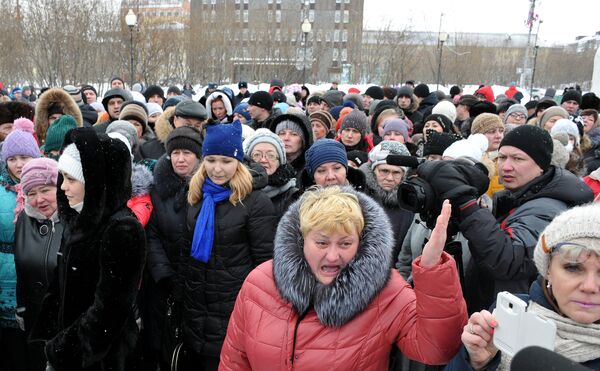 Родственники горняков принимают участие в митинге на центральной площади в Воркуте