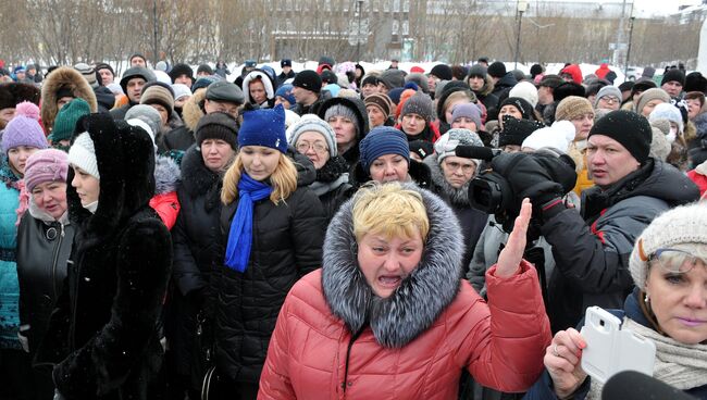 Родственники горняков принимают участие в митинге на центральной площади в Воркуте.Архивное фото