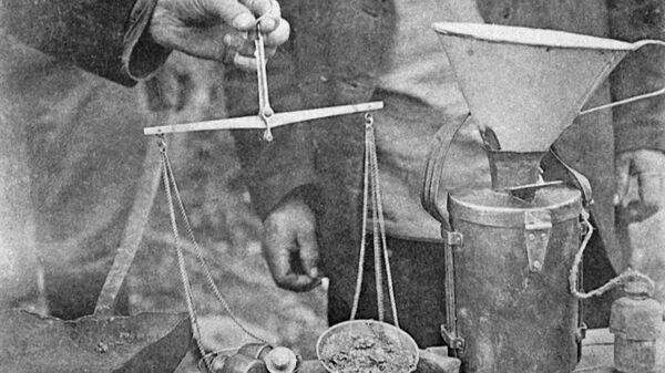 Прием и взвешивание золота на приисках Витимского горного округа. Иркутская область
