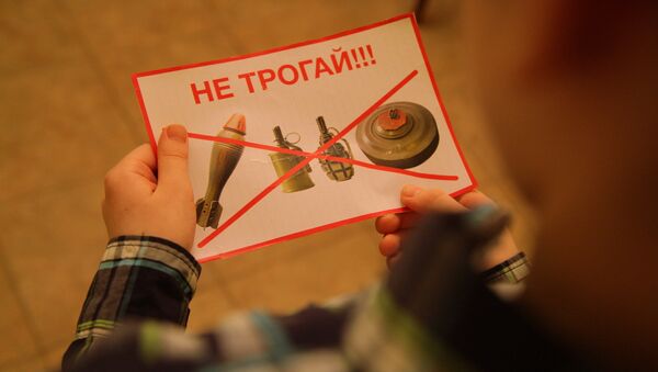 Листовки, которые раздают детям Донбасса, по программе Нет минам