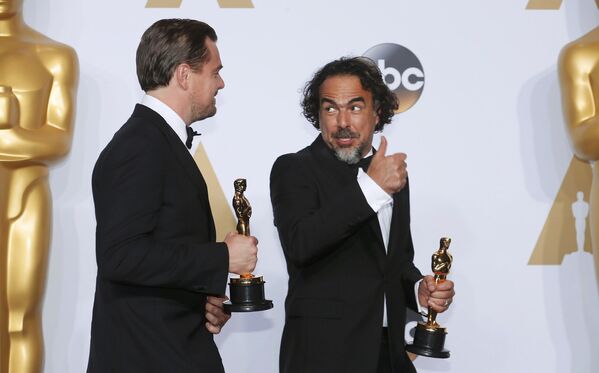 Актер Леонардо Ди Каприо и режиссер фильма Выживший Алехандро Гонсалес Иньярриту, получившие премии Оскар