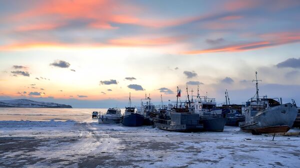 Корабли у причала поселка Хужир на острове Ольхон на Байкале. Архивное фото