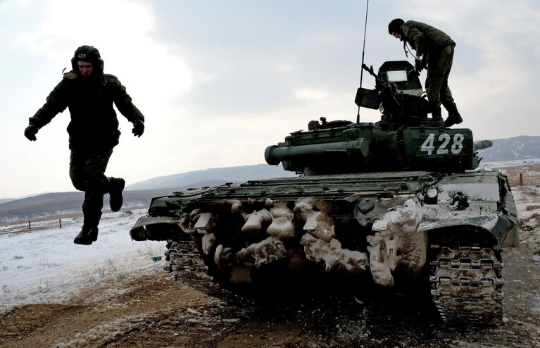 Экипаж танка Т-72 во время выполнения боевого упражнения на соревнованиях по танковому биатлону на Сергеевском полигоне Восточного военного округа в Приморском крае
