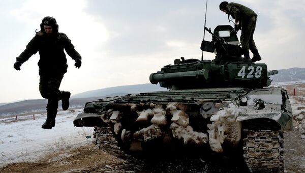 Экипаж танка Т-72 во время выполнения боевого упражнения на соревнованиях по танковому биатлону на Сергеевском полигоне Восточного военного округа в Приморском крае