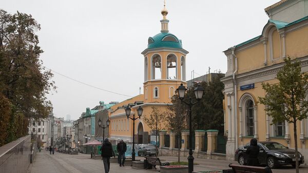 Воссозданные колокольня и приходской дом храма Космы и Дамиана в Шубине, Москва