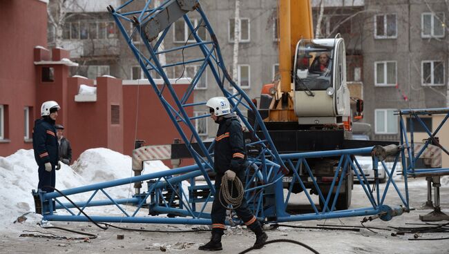 Башенный кран упал на многоэтажный жилой дом в Новосибирске