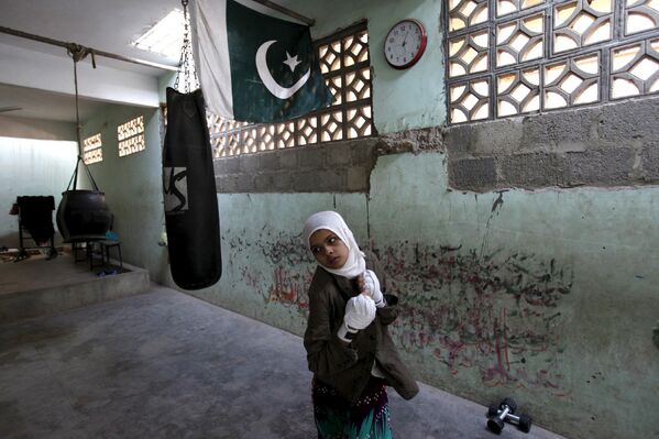 Девочка на тренировке по боксу в Карачи, Пакистан