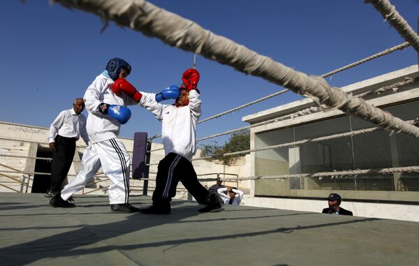 Девочки принимают участие в турнире по боксу в Карачи, Пакистан
