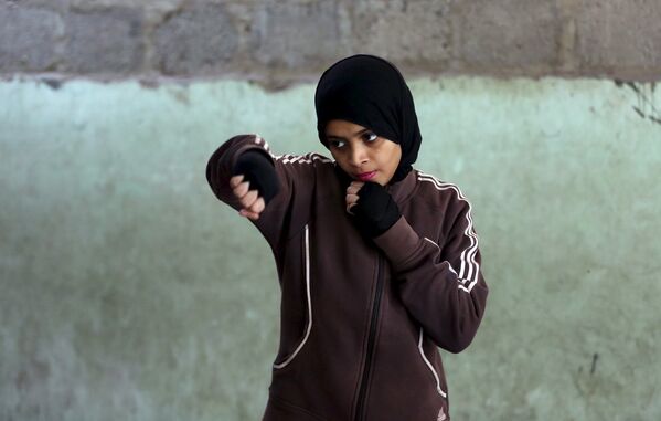 Девочка на тренировке по боксу в Карачи, Пакистан