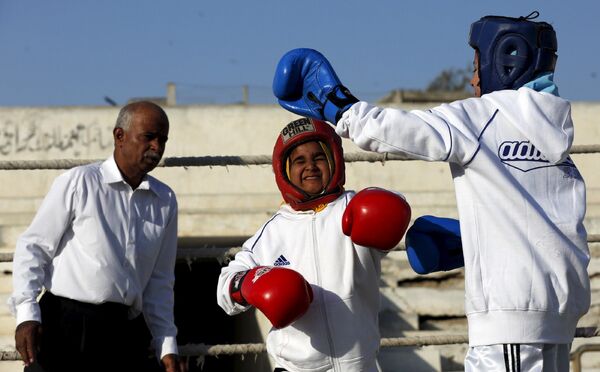 Девочки принимают участие в турнире по боксу в Карачи, Пакистан